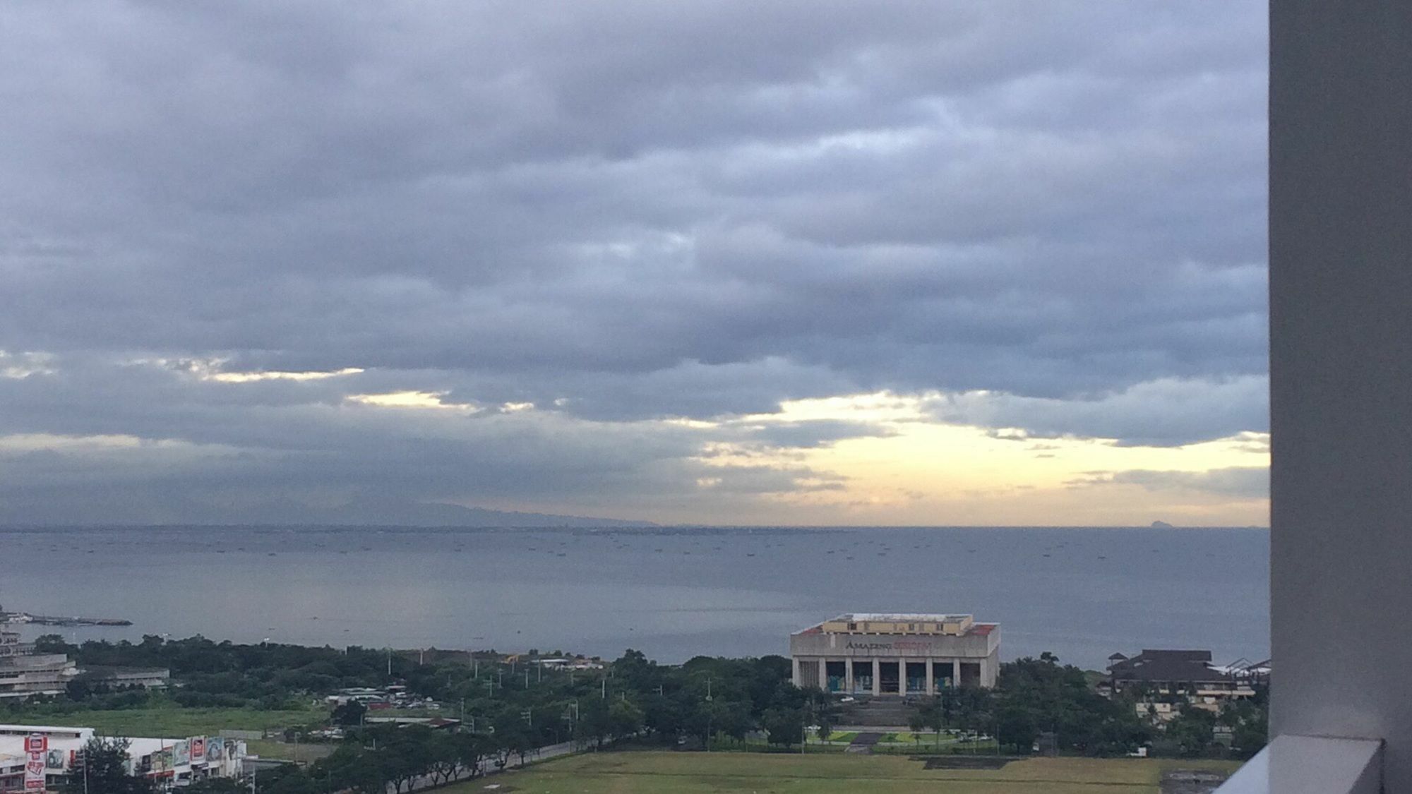 Seabreeze Residences At Breeze Residences Pasay Kültér fotó